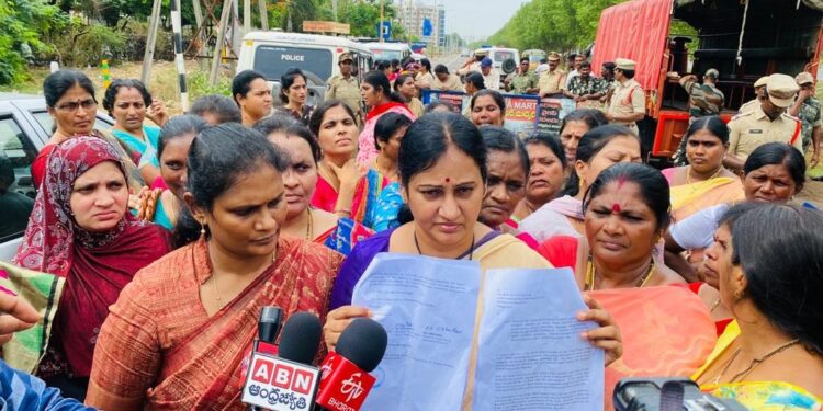 టీడీపీ మహిళనేత వంగలపూడి అనితపై వైసీపీ నేత చంగల వెంకట్రావు వ్యాఖ్యలకు నిరసనగా తెలుగు మహిళలు ఆందోళన