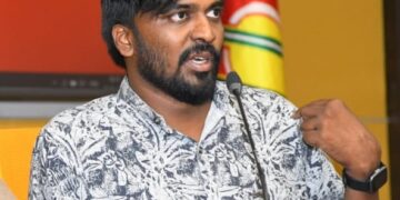 సిఐ లక్ష్మణ్‌ బూటుకాలితో గుండెలపై తన్నారు!