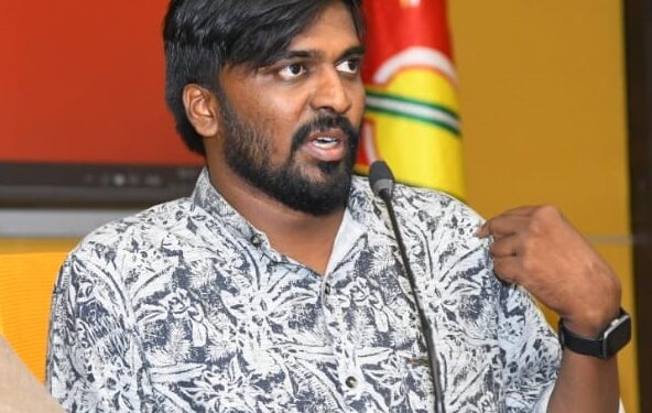 సిఐ లక్ష్మణ్ బూటుకాలితో గుండెలపై తన్నారు!