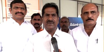 ఇష్టానుసారంగా పోలింగ్‌ బూత్‌లు మారుస్తున్నారు :అశోక్‌బాబు