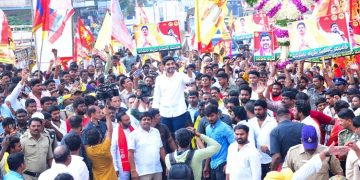 అమలాపురంలో యువనేతకు బ్రహ్మరథం పట్టిన జనం