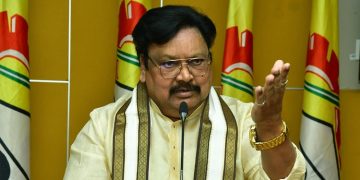 ప్రధానికి స్వాగతం పలికేందుకు నీ కులస్థులే అర్హులా?