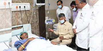 కేసీఆర్‌కు చంద్రబాబు పరామర్శ