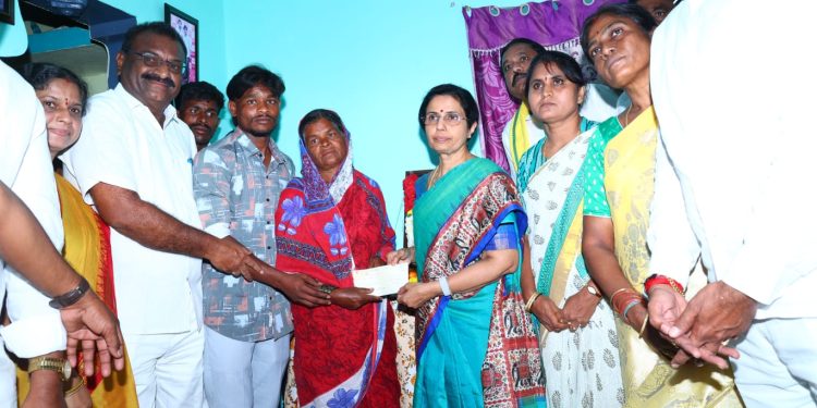 అధైర్యపడొద్దు…మేమున్నాం…