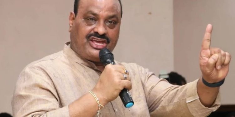 ఎన్నికల సంఘాన్ని బెదిరిస్తున్న పెద్దిరెడ్డి