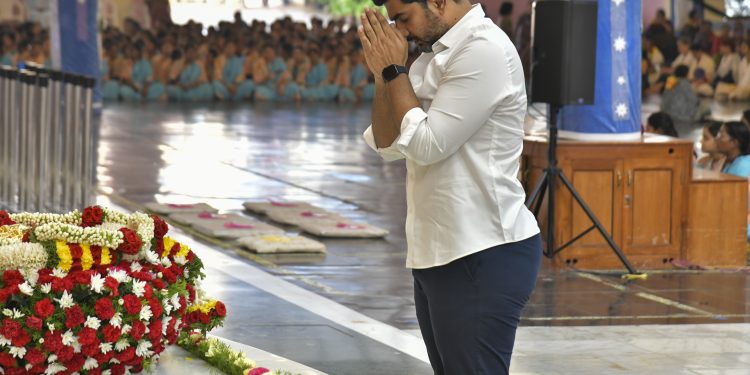 ప్రశాంతి నిలయాన్ని సందర్శించిన యువనేత లోకేష్‌