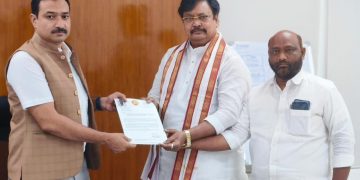 కోడ్‌ ఉల్లంఘిస్తున్న అధికారులపై చర్యలు తీసుకోవాలి