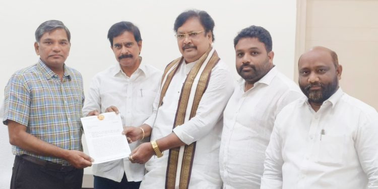 ప్రచారంలో ‘కోడ్‌’ ఉల్లంఘిస్తున్న జగన్‌రెడ్డి