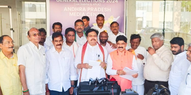 జగన్ పై రాయి దాడి డ్రామా కేసు సీబీఐకి అప్పగించాలి