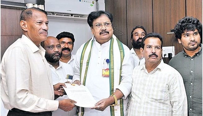 ఒక్కో టీచర్‌ బదిలీకి రూ.3 నుంచి 6 లక్షలు వసూలు