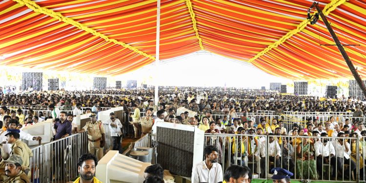 కిక్కిరిసిన కేసరపల్లి!