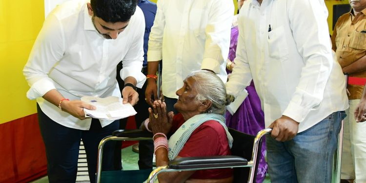 గత ప్రభుత్వ ఫీజు రీయింబర్స్మెంట్ బకాయిల కారణంగా..కాలేజీల్లోనే ఉండిపోయిన సర్టిఫికెట్లు ఇప్పించండి