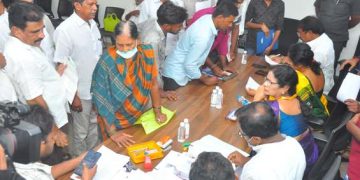 పిన్నెల్లి అనుచరులు భూమి కబ్జా చేశారు