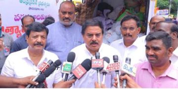 ప్రతి బాధిత కుటుంబానికీ సరుకుల కిట్లు