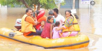 వరదకు ఎదురీది..