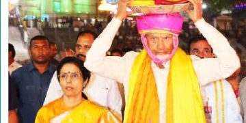 శ్రీవారికి పట్టువస్త్రాలు సమర్పించిన సీఎం దంపతులు