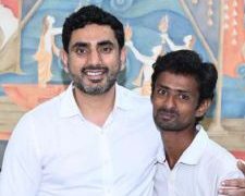 మంత్రి లోకేష్‌ను కలిసేలా అనుగ్రహించాలంటూ..మోకాళ్లపై దుర్గగుడి మెట్లెక్కిన యువకుడు