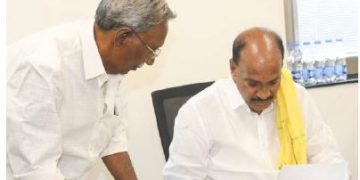 కేసులు మాఫీ చేస్తామని రూ.38 లక్షలు దండుకున్నారు