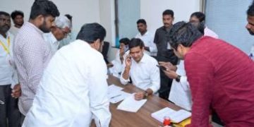 కబ్జాకోరులకు భూమి కట్టబెట్టారు