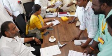 భూమిని మరొకరి పేరుపై ఆన్‌లైన్‌ చేశారు