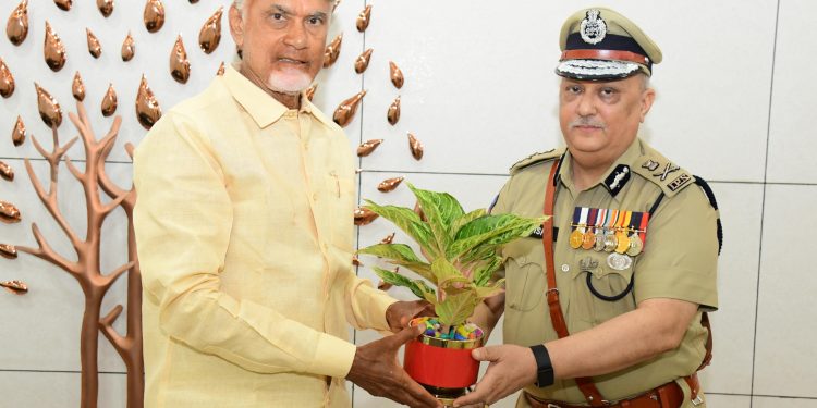 సోషల్ మీడియాలో అసభ్యపోస్టులపై కఠినచర్యలు