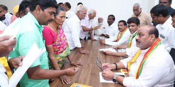 ఎస్సై శ్రీహరి బెదిరించి రూ.లక్ష నొక్కాడు
