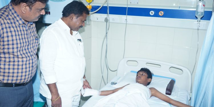 గాయపడిన గురుకుల విద్యార్థిని పరామర్శించిన మంత్రి డోలా