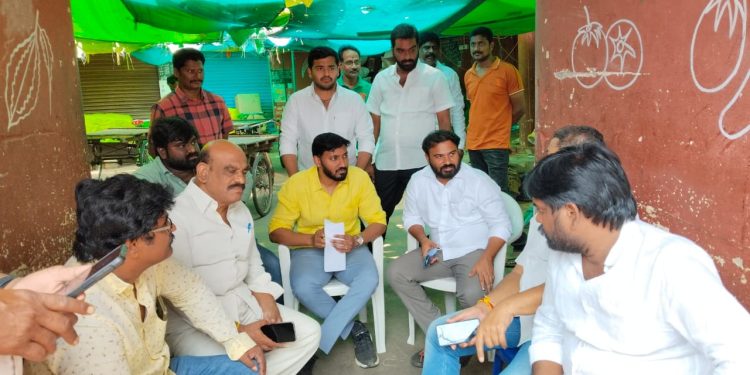 పోలింగ్ కేంద్రాలు పరిశీలించిన శాప్ ఛైర్మన్ రవినాయుడు