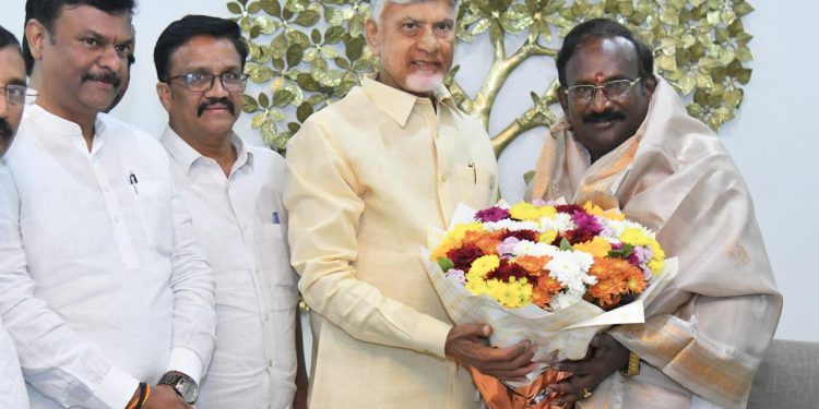 చంద్రబాబును కలిసిన ఉత్తరాంధ్ర టీచర్స్‌ ఎమ్మెల్సీ