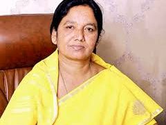 బట్టలూడదీస్తానంటూ పోలీసులకు బెదిరింపులా?