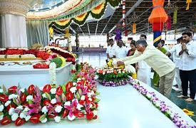 ప్రశాంతి నిలయాన్ని సందర్శించిన మంత్రి లోకేష్‌