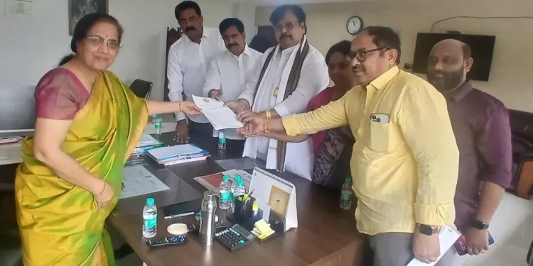 పోలీసులకు జగన్‌ బెదిరింపు నేరపూరితం