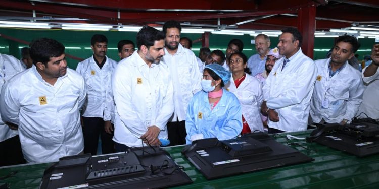 దేశంలోనే తొలిసారి ప్రభుత్వ పాఠశాలలో స్మార్ట్ కిచెన్