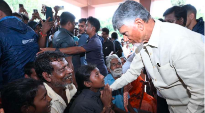 దన్నునిస్తూ.. ధైర్యం చెబుతూ..