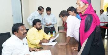 బస్స్టేషన్లో షాపులపై వైసీపీ నేతల కన్ను