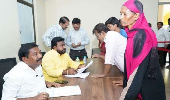 బస్స్టేషన్లో షాపులపై వైసీపీ నేతల కన్ను