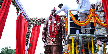 సిరిపురం సర్కిల్‌లో దివంగత సీఎం కొణిజేటి రోశయ్య గారి కాంస్య విగ్రహాన్ని ఆవిష్కరించిన మంత్రి నారా లోకేష్.