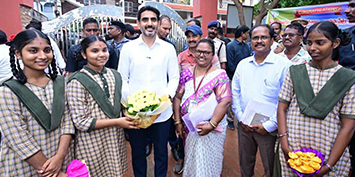 విజయనగరం దాసన్నపేట జిల్లాపరిషత్ బాలికోన్నత పాఠశాలలో ఉపాధ్యాయుల క్లస్టర్ స్కూల్ కాంప్లెక్స్ మీటింగ్‌కు విద్యాశాఖ మంత్రి నారా లోకేష్ హాజరయ్యారు.