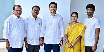 విద్య, ఐటీ శాఖల మంత్రి నారా లోకేష్‌ను దళవాయి రమాదేవి, కుటుంబసభ్యులు మర్యాదపూర్వకంగా కలిశారు