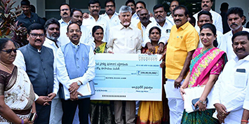 వెలిగొండ ప్రాజెక్టు నిర్మాణం కోసం భూములు, ఇళ్లు కోల్పోయి త్యాగాలు చేసిన నిర్వాసిత కుటుంబాలకు బుధవారం మరో రూ.200 కోట్ల పరిహారాన్ని ప్రభుత్వం అందించింది.