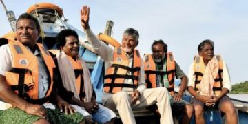 పడవ ఎక్కి… మత్స్యకారులతో ముచ్చటించి… 