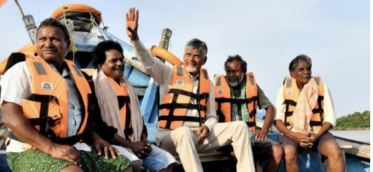 పడవ ఎక్కి… మత్స్యకారులతో ముచ్చటించి…