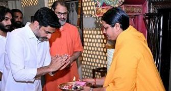 అమృతపురి ఆశ్రమాన్ని సందర్శించిన లోకేష్