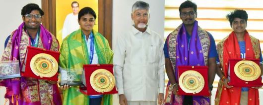 సీఎం చంద్రబాబును కలిసిన ఏపీకి చెందిన ఆసియా క్రీడల విజేతలు