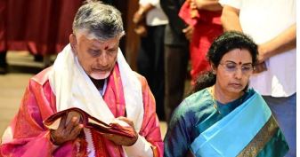 దుర్గమ్మకు చీర, సారె సమర్పణ