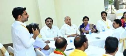 నేతలంతా పార్టీ లైన్ కు కట్టుబడి ఉండాలి