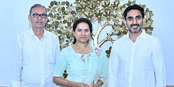 ప్రఖ్యాత చదరంగ క్రీడాకారిణి కోనేరు హంపి, తండ్రి అశోక్ శుక్రవారం ఉండవల్లి నివాసంలో విద్య, ఐటీ శాఖల మంత్రి నారా లోకేష్‌ను  కలిశారు.