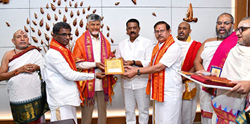 శ్రీశైలం శ్రీభ్రమరాంబ మల్లికార్జున స్వామి దేవాలయంలో ఈ నెల 11 నుంచి 20వ తేదీ వరకు జరగనున్న దేవీ శరన్నవరాత్రి మహోత్సవాలకు హాజరు కావాలని  ముఖ్యమంత్రి చంద్రబాబు నాయుడు గారికి, మంత్రి నారా లోకేష్ కు దేవస్థాన ధర్మకర్తల మండలి సభ్యులు, అధికారులు ఆహ్వానం పలికారు.